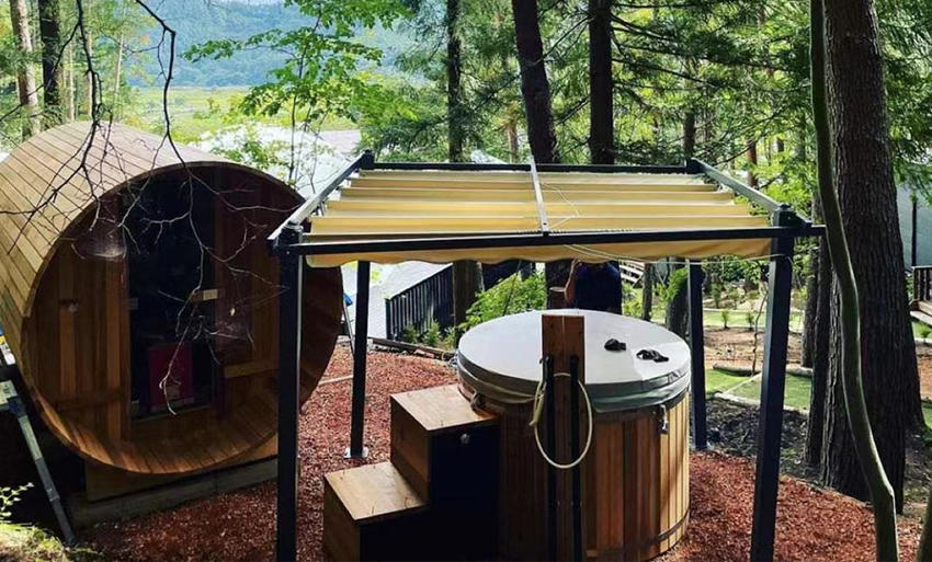 A barrel sauna and hot tub at Mount Fuji